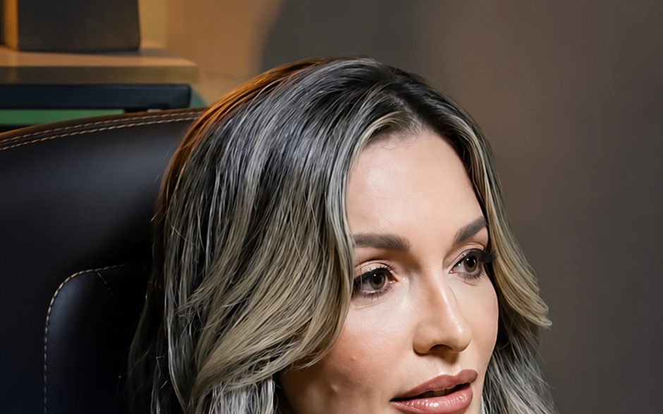 Ana Paula Schoriza em seu escritório